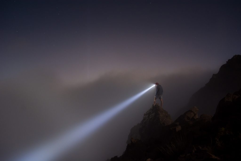 Montanhista com lanterna de cabeça - Foto: Isaac Davis