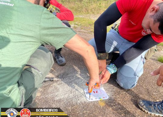 Bombeiros instalam placas de sinalização de emergência no Marins