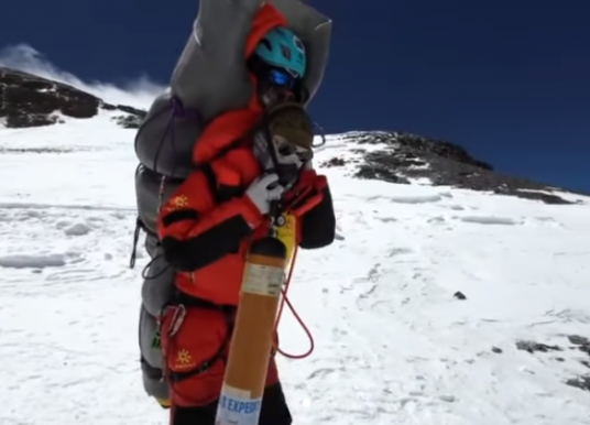 Sherpa carrega montanhista nas costas por 6 horas em resgate heroico