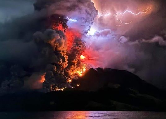 Vulcão em erupção ameaça desabar e pode causar tsumani na Indonésia