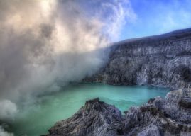 Chinesa morre ao tentar tirar foto em cratera de vulcão de fogo azul