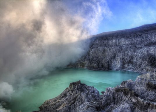 Chinesa morre ao tentar tirar foto em cratera de vulcão de fogo azul