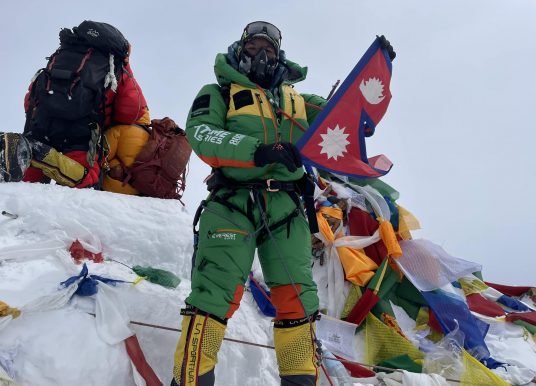 Kami Rita Sherpa supera recorde novamente escalando o Everest pela 29ª vez