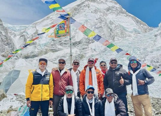Everest registra primeiros cumes da temporada 2024